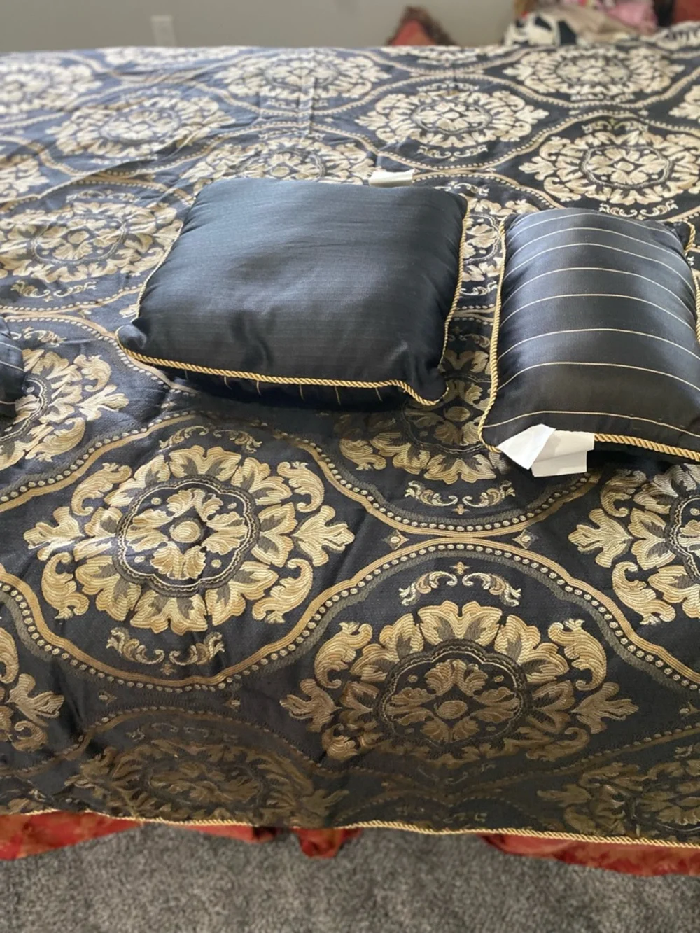 Elegant Black and Gold Medallion Comforter - Unbranded